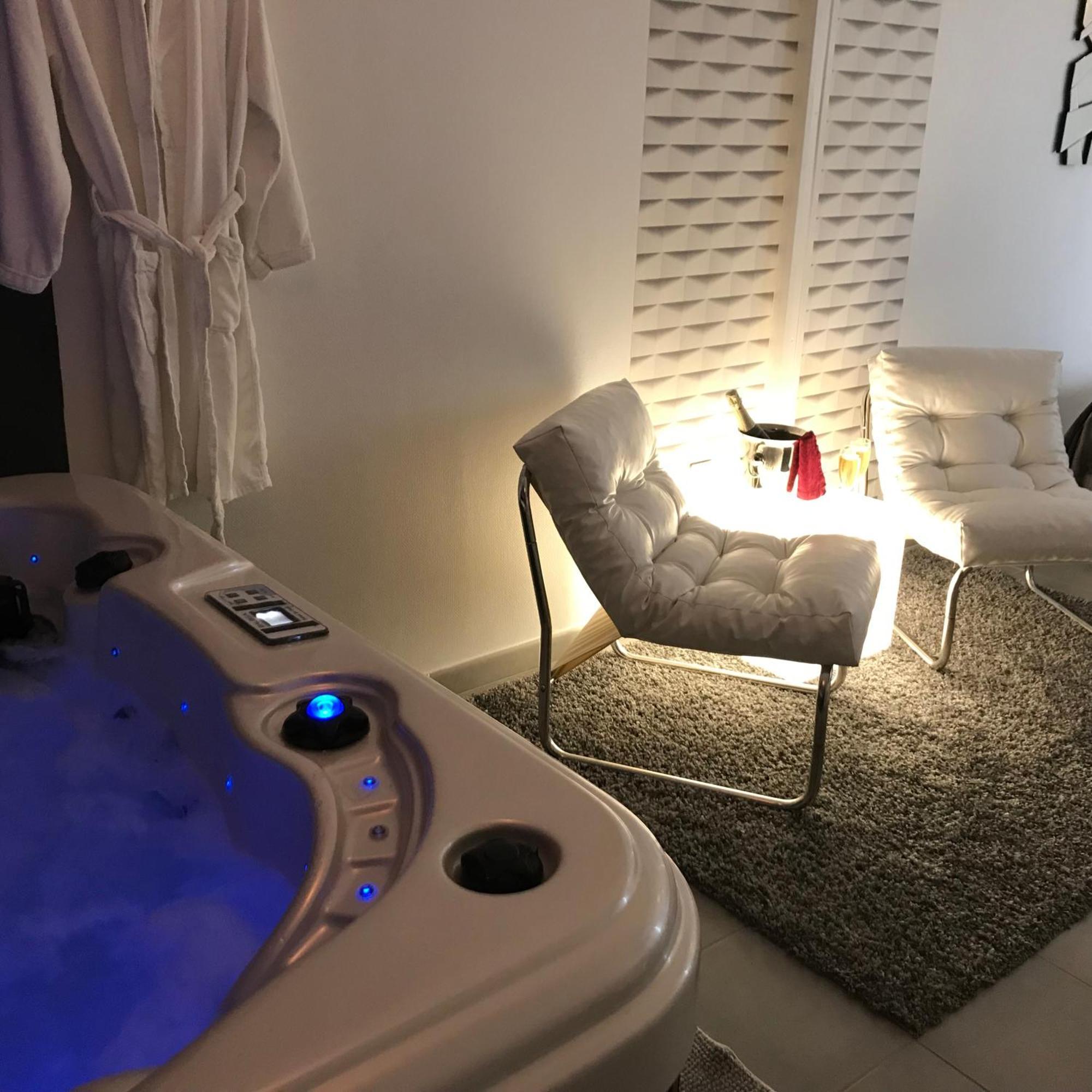 Le Relais De La Hardiesse 6Km Mont St Michel - Chambres Doubles - Suite Spa Privatif Courtils Ruang foto